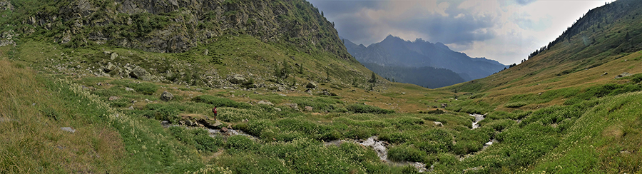Scendiamo la verde valle del Monte Sasso sul sent. 258 fino al Lago della Cava